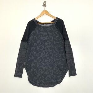 Free People Crew Neck Oversize Pullover Sweater. Gray/Black. Size Small.